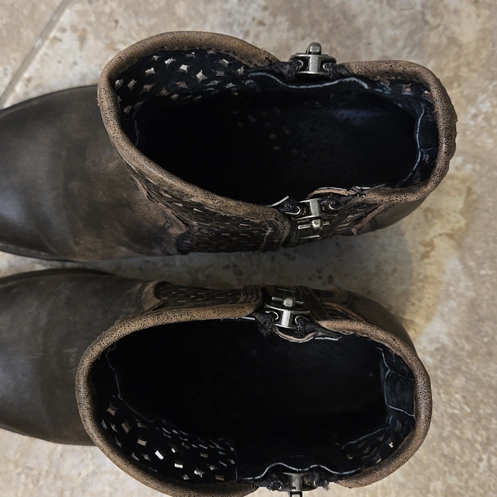 Circle G Brown Ankle Boots with Cutout Design - Picture 4 of 8
